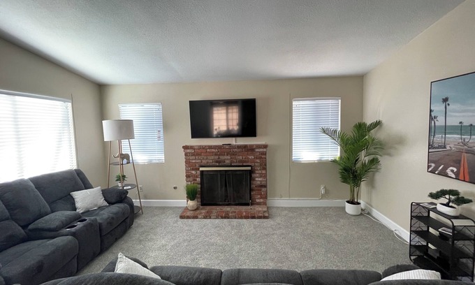 Lancaster Casa | Working Traveler or on Vacation. Family size home. Pool, Spa and built in BBQ!