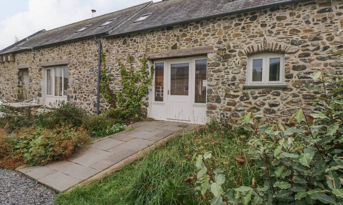 Goodwick Cabaña | WORKSHOP, pet friendly, with open fire in Goodwick