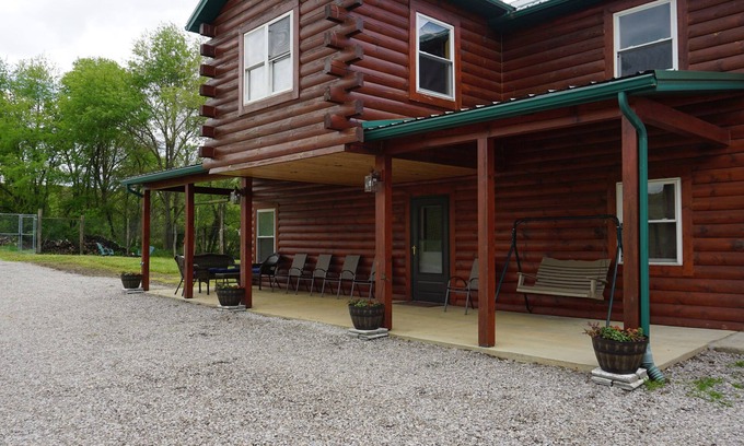 Mohican Township Cabina | Wow! A bathroom in every bedroom. Trophy Hollow Lodge -Mohican's Nature Resort