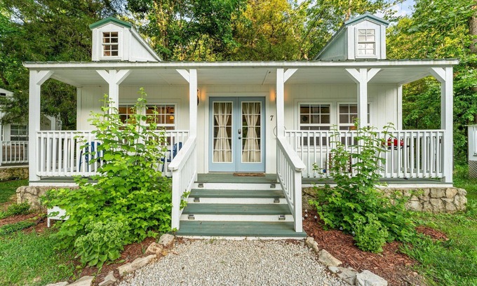 Blue Eye Cabina | Wow! Creekside Studio with Scenic Porch Views