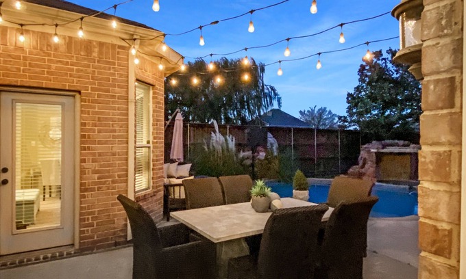 The Colony Casa | Wow! Gorgeous 4BR/3 BTH Home Professionally Designed, Pool & Hot Tub Sleeps 1-12