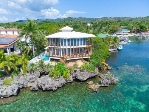 Antoneys Cay Apartamento | Wow! Views and more, fantastic 2 bedroom in West End - Villa Agua apts