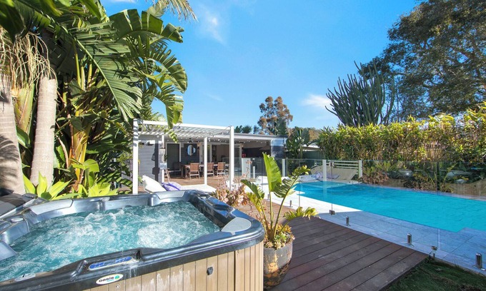 Woy Woy Casa | Woy Woy Staycation - Heated Pool & Spa & Wood Fire Pizza & Pool Table & Games