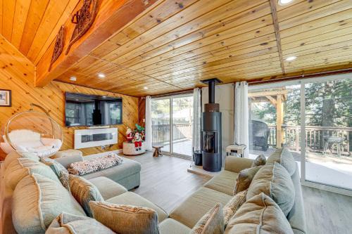 Wrightwood Casa | Wraparound Deck and Grill Wrightwood Cabin Near PCT