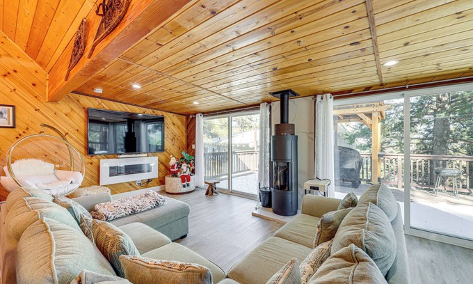 Wrightwood Cabina | Wraparound Deck & Grill: Wrightwood Cabin Near PCT