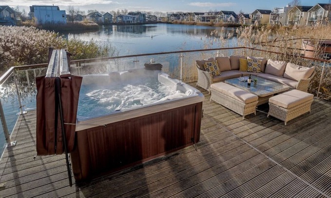 Cirencester Casa | Wren Lodge - HM11 - HOT TUB -Lakeside Spa Property