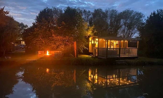 Ely Cabina | Wren - Luxury Shepherd's Hut with Private Hot Tub