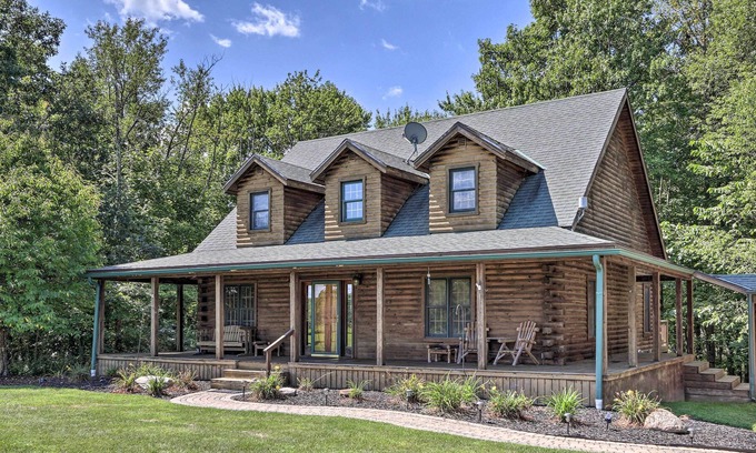 Amanda Cabina | 'Wren's Nest Cabin' on 15 Acres w/ Hot Tub!