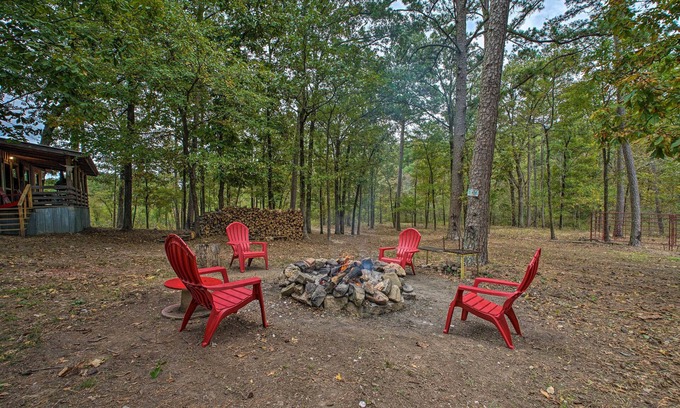Golden Cabina | Wright City Cabin w/ Fire Pit + Forest Views!