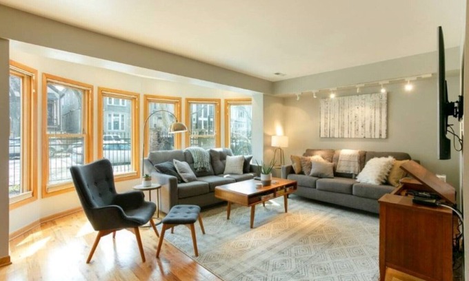 Lakeview Casa | Wrigley Field / Lakeview -Entire Home- ¡Grupos grandes!