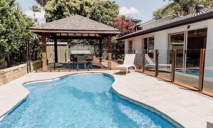 Maroochydore Casa | 'Wrigley House' - Pool, Jacuzzi, Dog Friendly