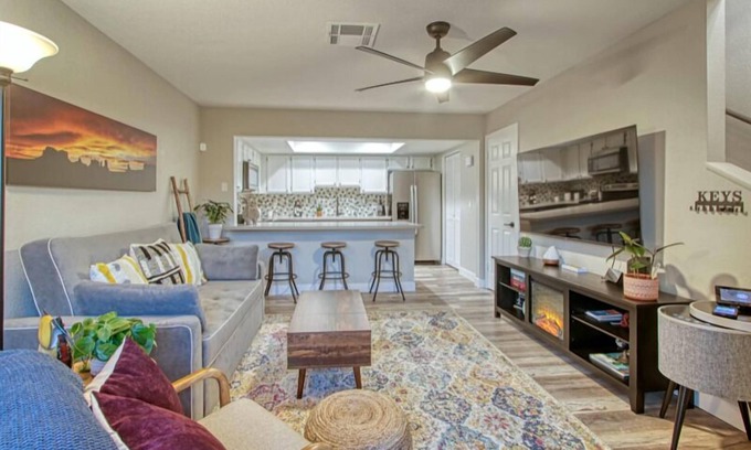 Dobson Ranch Apartamento | WRIGLEY'S HOME PLATE IN MESA, Poolside, Trendy Condo, King Bed