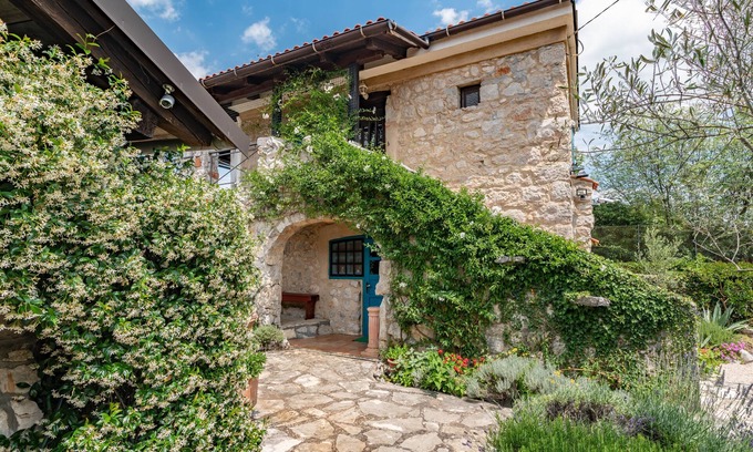 Gabonjin Casa | Wunderschöne Villa Nana für 8 Personen mit Pool