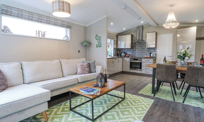 Necton Cabaña | WURZBURC, with hot tub in Swaffham