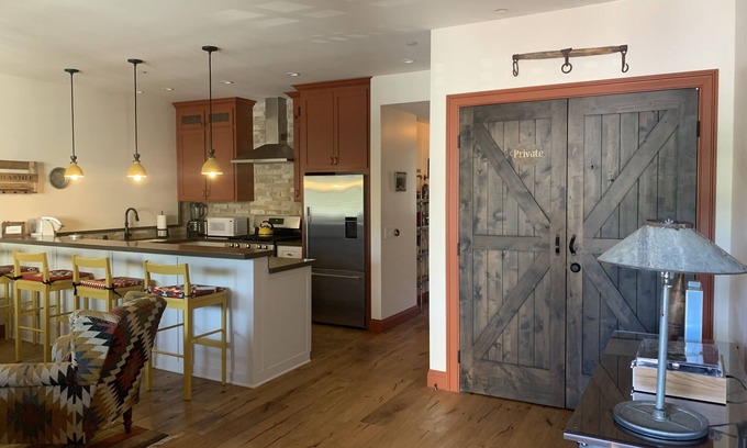 Los Alamos Apartamento | Wyatt Earp at the Los Alamos Mercantile