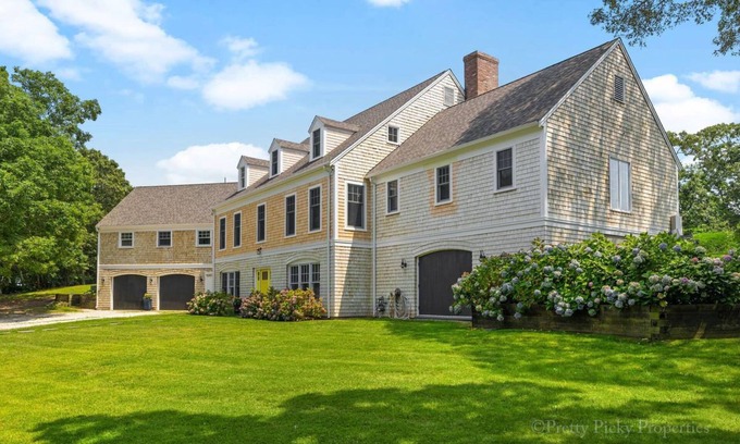 Harwich Port Casa | Wychmere Heights: 003-HK Magnificent Harwich Port Estate, Heated Pool, Walk to Beach & Village