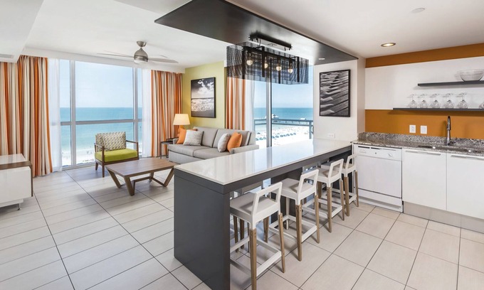 Clearwater Beach Complejo | Wyndham Clearwater Oceanfront Condo, onsite Spa, across from the Beach