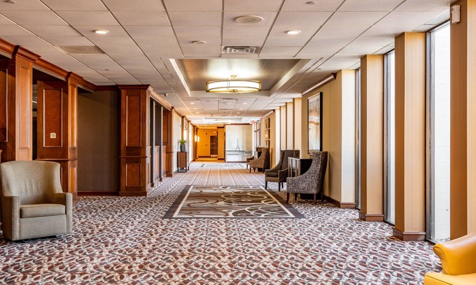 West Omaha Hotel | Wyndham Omaha / West Dodge