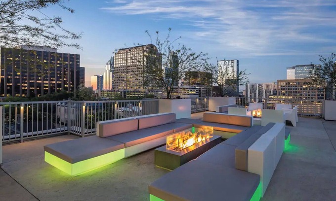 Civic District Apartamento | Wyndham Resort 2BD/2BA Deluxe Suite in fantastic downtown Austin - RACE WEEKEND!