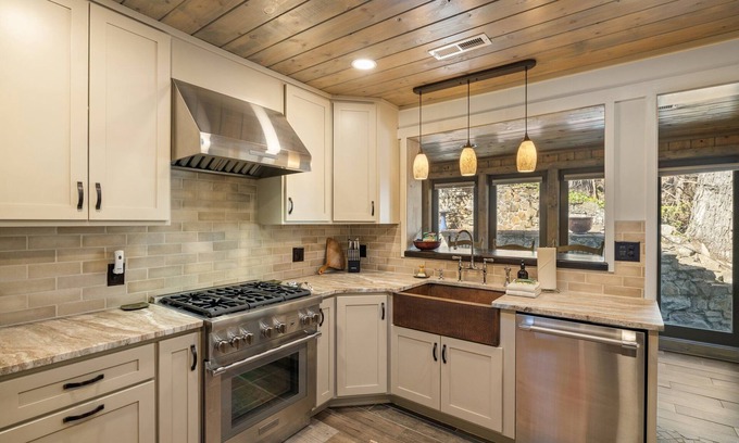 Weaverville Cabina | Wyndmere Lodge by Carolina Mornings | Historic Cabin w/ Hot Tub