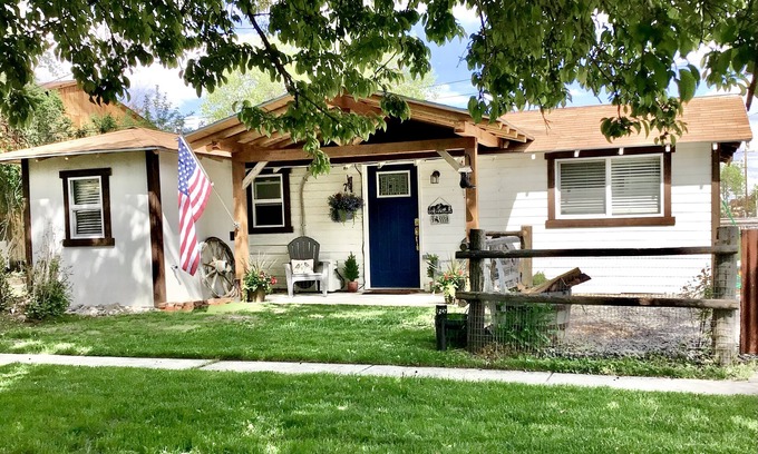 Cody Cabaña | “WYNOT BUNKHOUSE”, Western class in a quaint backyard retreat