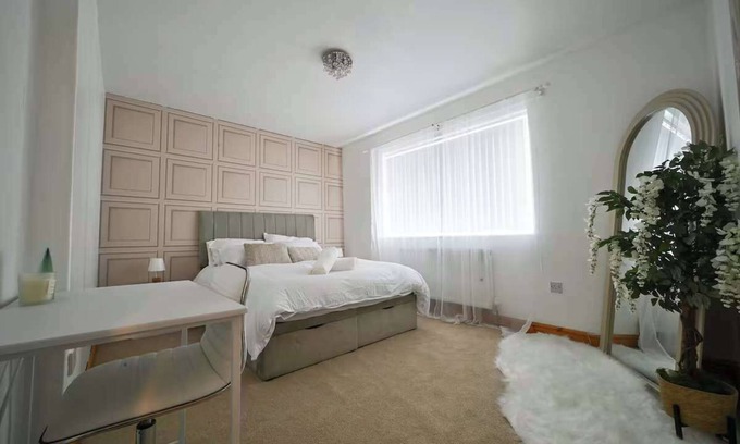Broadheath Casa | Wythenshawe Greenbrow Retreat