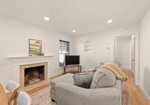 Euclid Casa | X 3BR Home Bright and Open In Euclid Near Cleveland