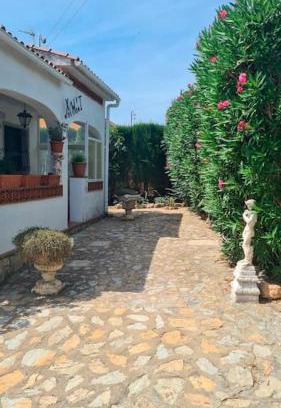 L'Escala Casa | Xalet Azul, your secret garden in L'Escala