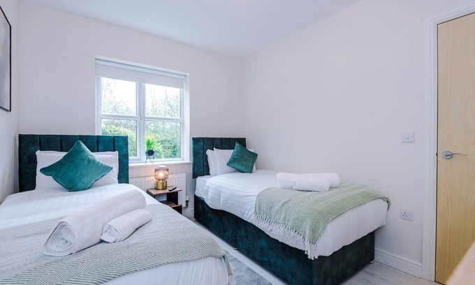 Wythenshawe Casa | XL 3 Bed house | Free Parking | Sleeps 8