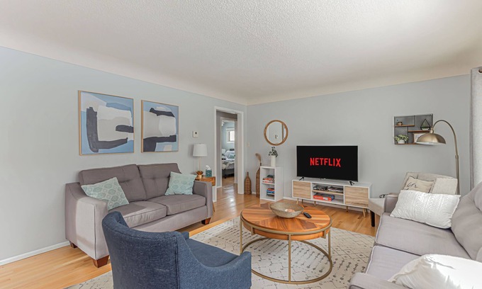 Fargo Casa | Near Fargo Dome I King I Workspace I Pack’n play