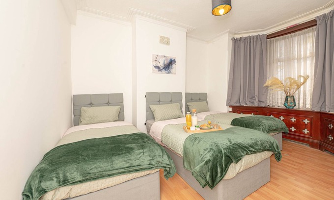 Glyndon Casa | Xtra Large 4BR House, Nrtrain, Excel, London City