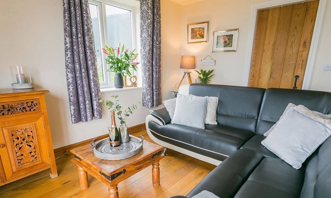 Cylch-Y-Garn Cabaña | Y Beudy - a sea view that sleeps 2 guests in 1 bedroom