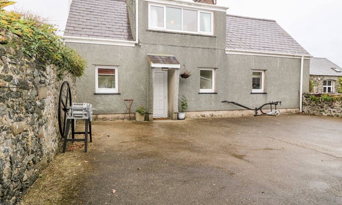 Llannor Cabaña | Y BWTHYN, pet friendly, with pool in Pwllheli