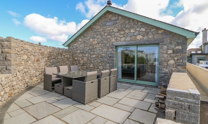 Rhosybol Cabaña | Y BWTHYN, pet friendly, with open fire in Amlwch
