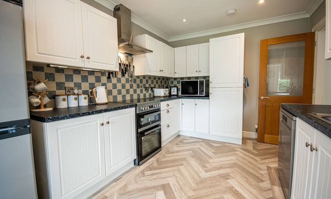 Llanfaelog Cabaña | Y Bwthyn - sleeps 4 guests in 2 bedrooms