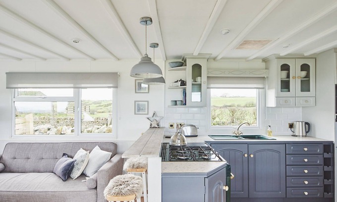 Llanerchymedd Cabaña | Little Mountain View - with stunning views and hot tub sleeps