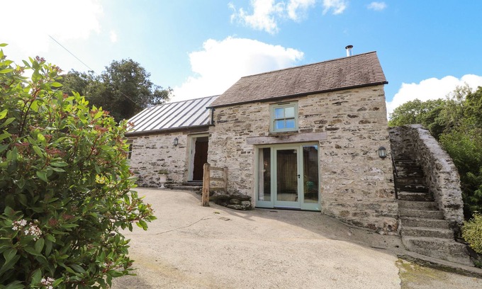 Felindre Farchog Cabaña | Y FELIN AT COED CADW, pet friendly in Newport, Pembrokeshire