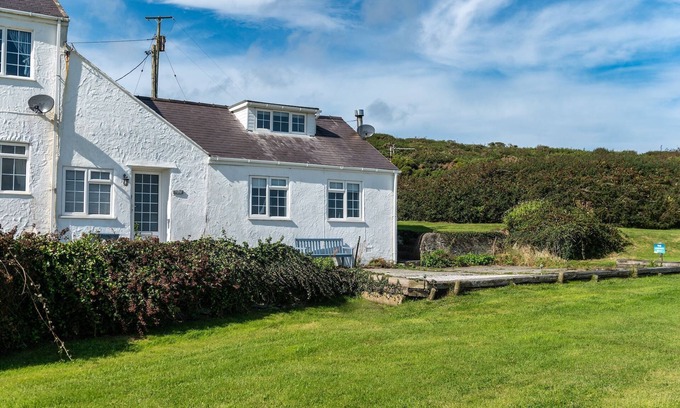 Holyhead Cabaña | Y Lleiaf - sleeps 5 guests in 2 bedrooms