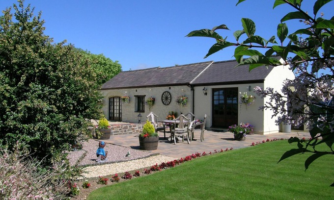 Dwrbach Cabaña | Y STABL, romantic, with hot tub in Fishguard