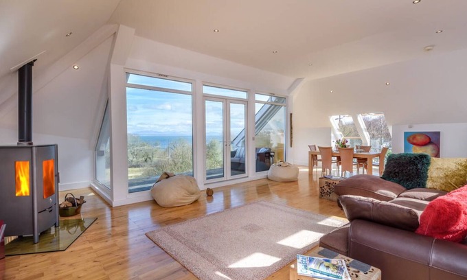 Bwlchtocyn Casa | Este lujoso retiro costero cuenta con una ubicación conveniente cerca de la playa Abersoch y Abersoch Golf Cl.