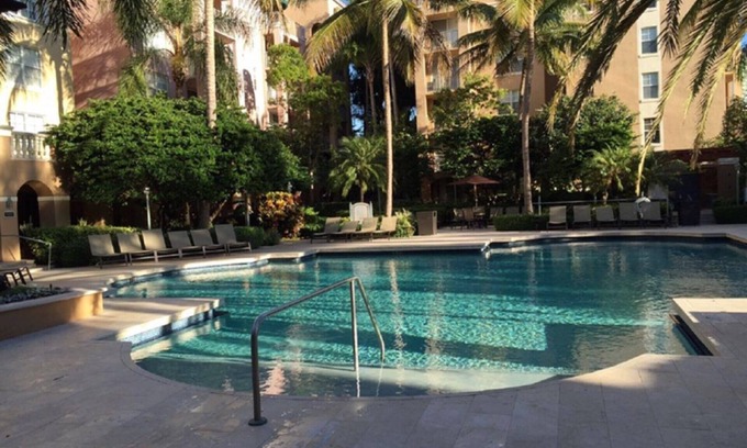 Aventura Apartamento | Apartamento Yacht Club en Aventura ~ Bellamente actualizado primer piso junto a la piscina