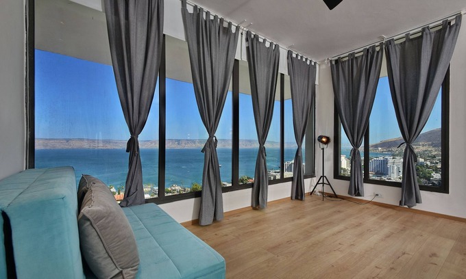 Tiberias Old City Apartamento | YalaRent Migdalor boutique 2BR & Balcony APT with Sea of Galilee views - Families only