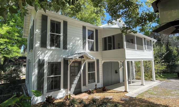 Richs Deland Cabaña | Yaupon Cottage - Unique 2-bedroom in DeLand