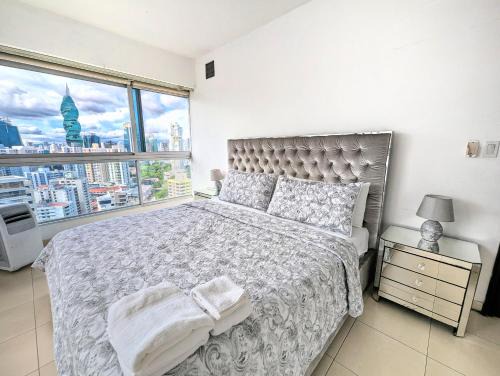 Marbella Apartamento | Yc 2301-A l Amazing building on Balboa avenue