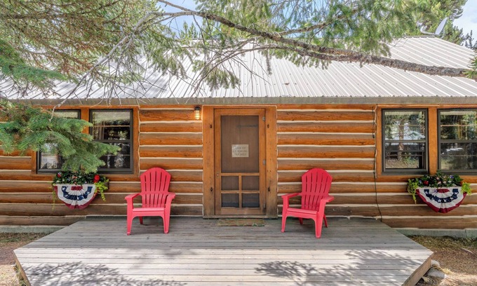 West Yellowstone Cabina | YCC Cabin - Roam Property Management