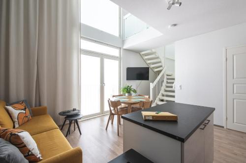 Downtown Kuopio Apartamento | Ydinkeskustassa saunallinen huoneisto kahdessa tasossa