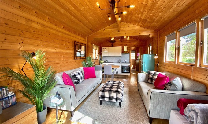 Newton Ferrers Cabina | Yealm Cabin is a self catering log cabin in Devon with Hot Tub, South Hams, UK.