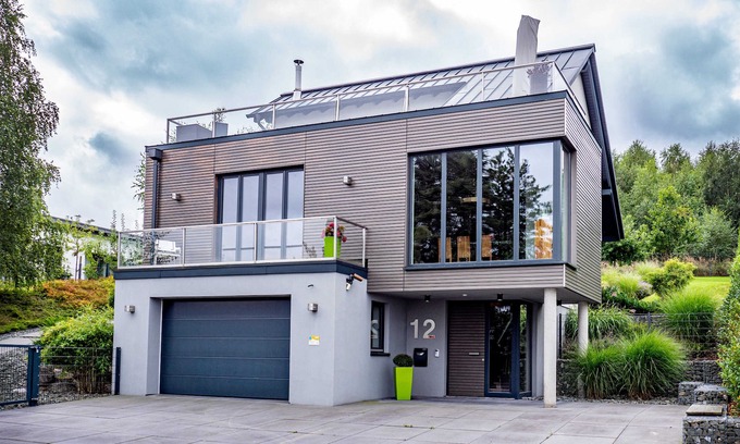Sudrandweg Casa | Año de construcción 2016, 5 ***** según DTV, terraza en la azotea con vista panorámica al lago. 100m al lago