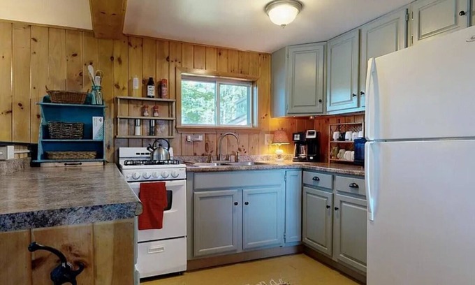 Windham Cabina | Year-round 3-bedroom WATERFRONT Windham cabin with WiFi
