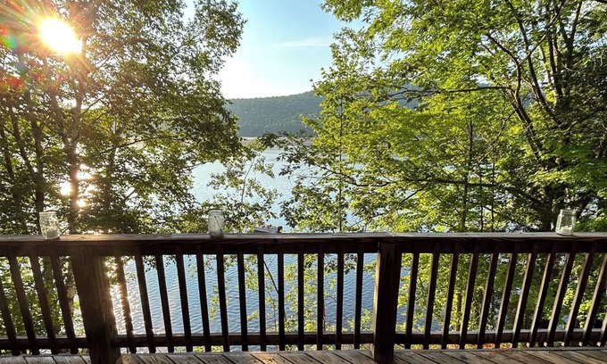 Schroon Lake Chalet De Esquí | Year-round Adirondack chalet style home with 92' of Schroon Lake frontage